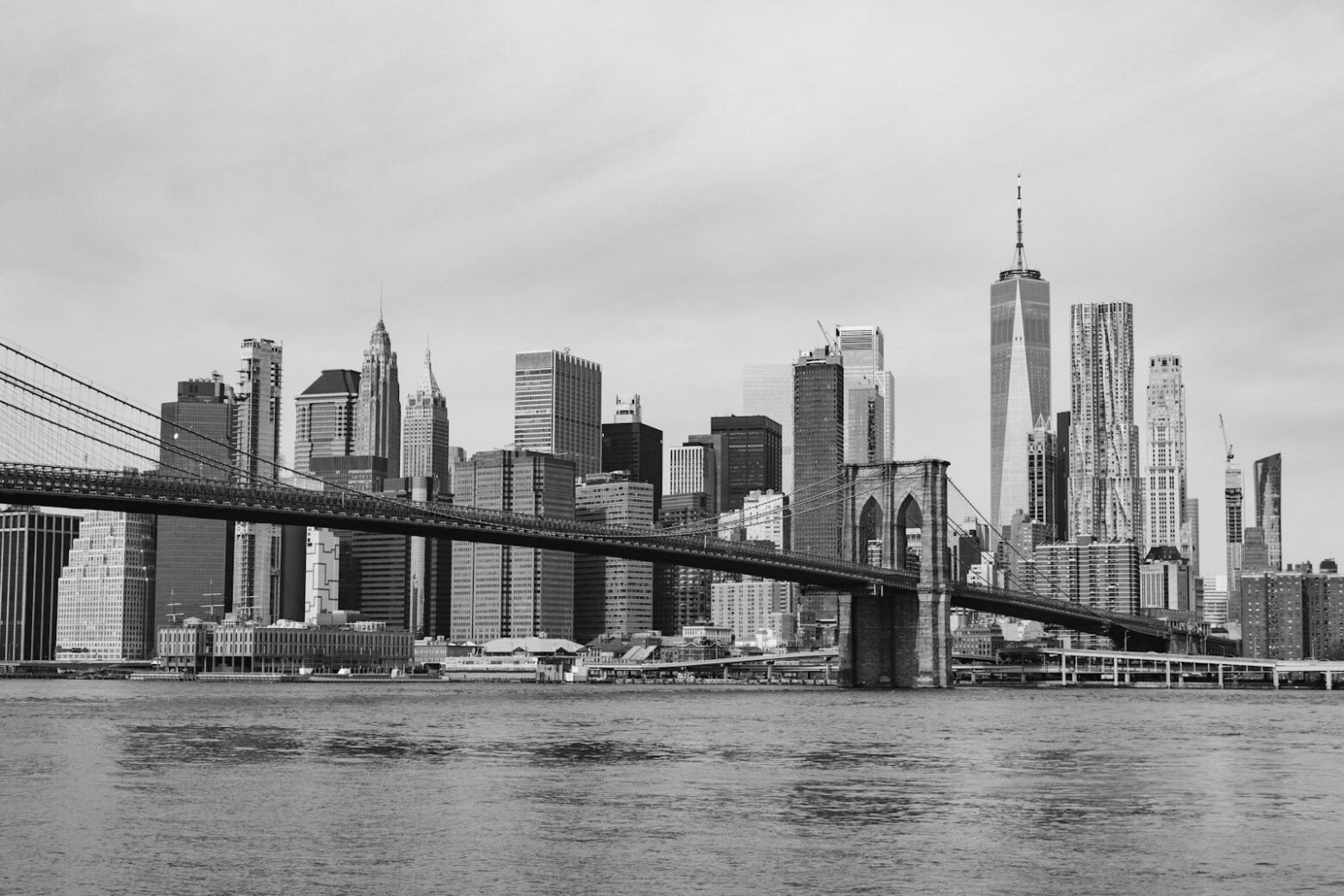 Black and white photo of the Brooklyn Bridge